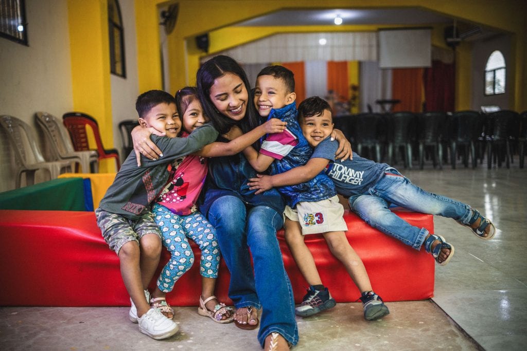 alt="Jesus im Zentrum, Kinder im Kinderzentrum mit Leiterin Kinderzentrum, Compassion Deutschland"