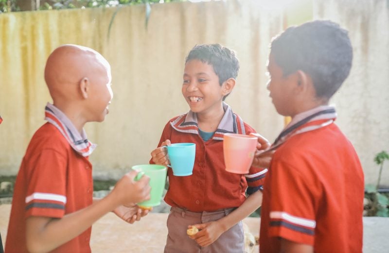 alt="Kochen aus Leidenschaft, Kinder mit Bechern in den Händen, Compassion Deutschland"