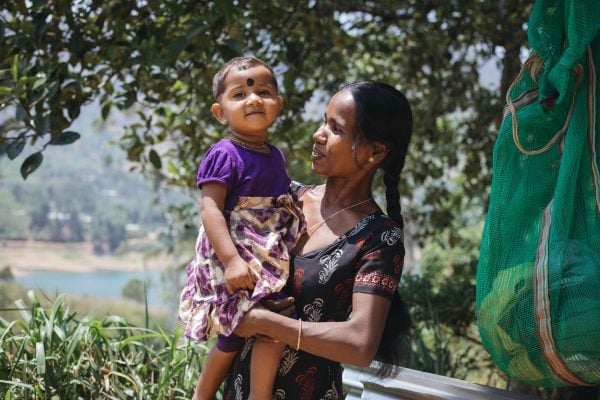 alt="Ein wundersames Treffen, Compassion Deutschland, Sri Lanka, Mama mit ihrem kleinen Kind auf dem Arm"