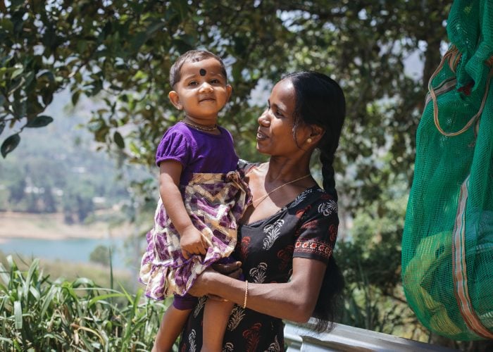 alt="Ein wundersames Treffen, Compassion Deutschland, Sri Lanka, Mama mit ihrem kleinen Kind auf dem Arm"