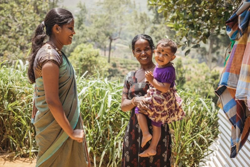 alt="Ein wundersames Treffen, Compassion Deutschland, Sri Lanka, Mama mit ihrem kleinen Kind auf dem Arm und einer anderen Frau"