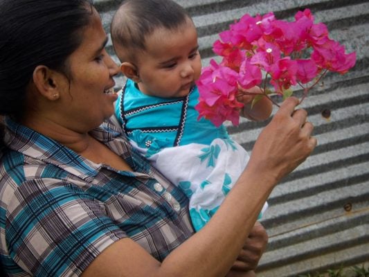 alt="Suwasini überwindet die postpartale Depression, mit einem Kinder in Sri Lanka, Compassion Deutschland"