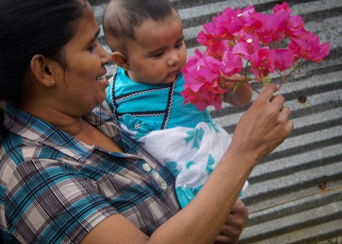 alt="Suwasini überwindet die postpartale Depression, mit einem Kinder in Sri Lanka, Compassion Deutschland"