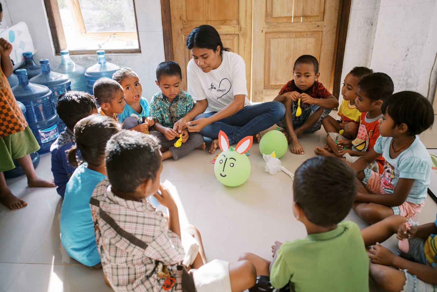 alt="Warum arbeitet Compassion ausschließlich mit Kirchen zusammen? Compassion Deutschland, Kinder im Kinderzentrum in einer Kirche"