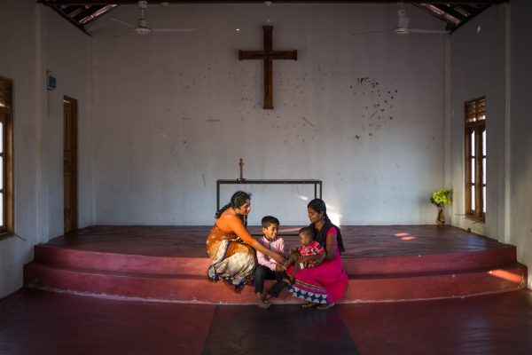 alt="Warum arbeitet Compassion ausschließlich mit Kirchen zusammen? Compassion Deutschland, Menschen in einer Kirche"