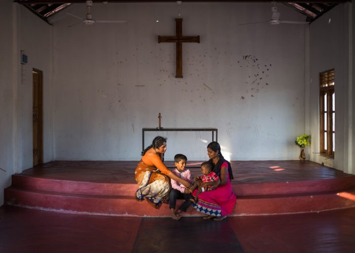 alt="Warum arbeitet Compassion ausschließlich mit Kirchen zusammen? Compassion Deutschland, Menschen in einer Kirche"