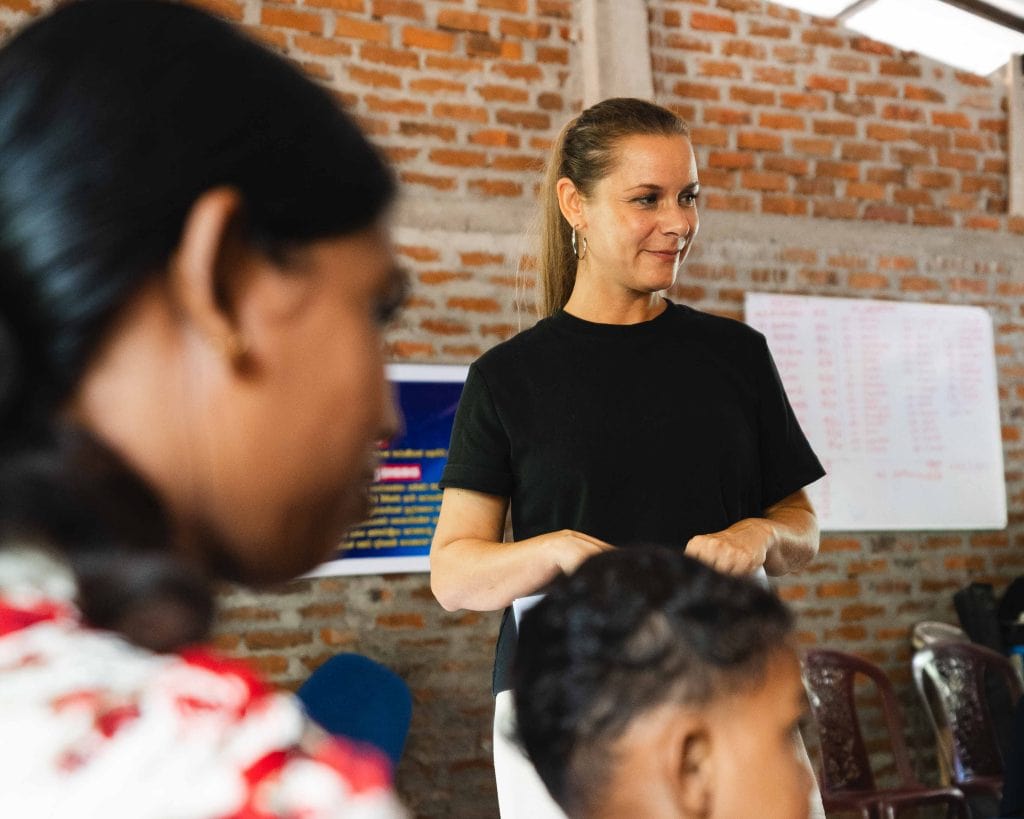 alt="Stefan Kunz und ART Helps mit Yasemin Lupo und Tom Lupo beim Compassion Deutschland Workshop in Sri Lanka, Kreativ Workshop zum Mutter Kind Programm in Sri Lanka, Farbenfroh und Freude, Hoffnungs Wand, Hope Wall, ArtHelps, Stefan Kunz, Lettering, Kunst, Compassion Deutschland"