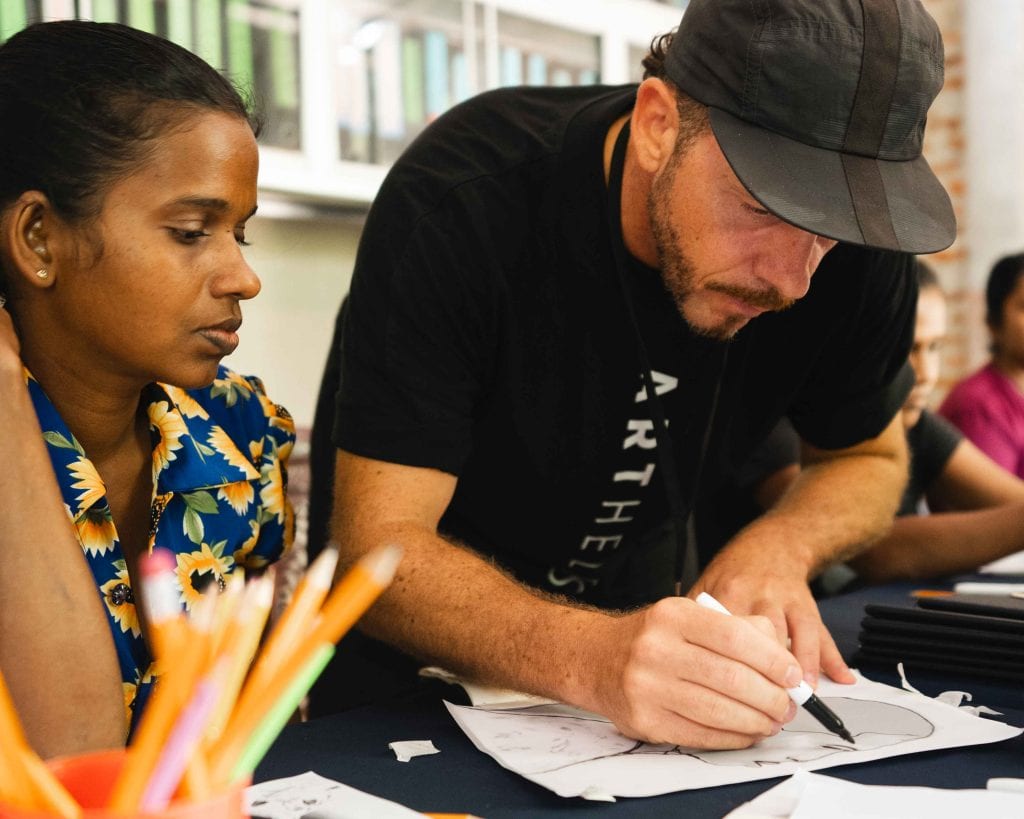 alt="Stefan Kunz und ART Helps mit Yasemin Lupo und Tom Lupo beim Compassion Deutschland Workshop in Sri Lanka, Kreativ Workshop zum Mutter Kind Programm in Sri Lanka, Farbenfroh und Freude, Hoffnungs Wand, Hope Wall, ArtHelps, Stefan Kunz, Lettering, Kunst, Compassion Deutschland"