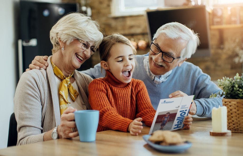 alt="OMA, OPA & ICH Gemeinsam mit dem Enkelkind etwas Bedeutungsvolles tun – was gibt es Schöneres, als Zeit miteinander zu verbringen und Gutes zu tun? Compassion Deutschland"