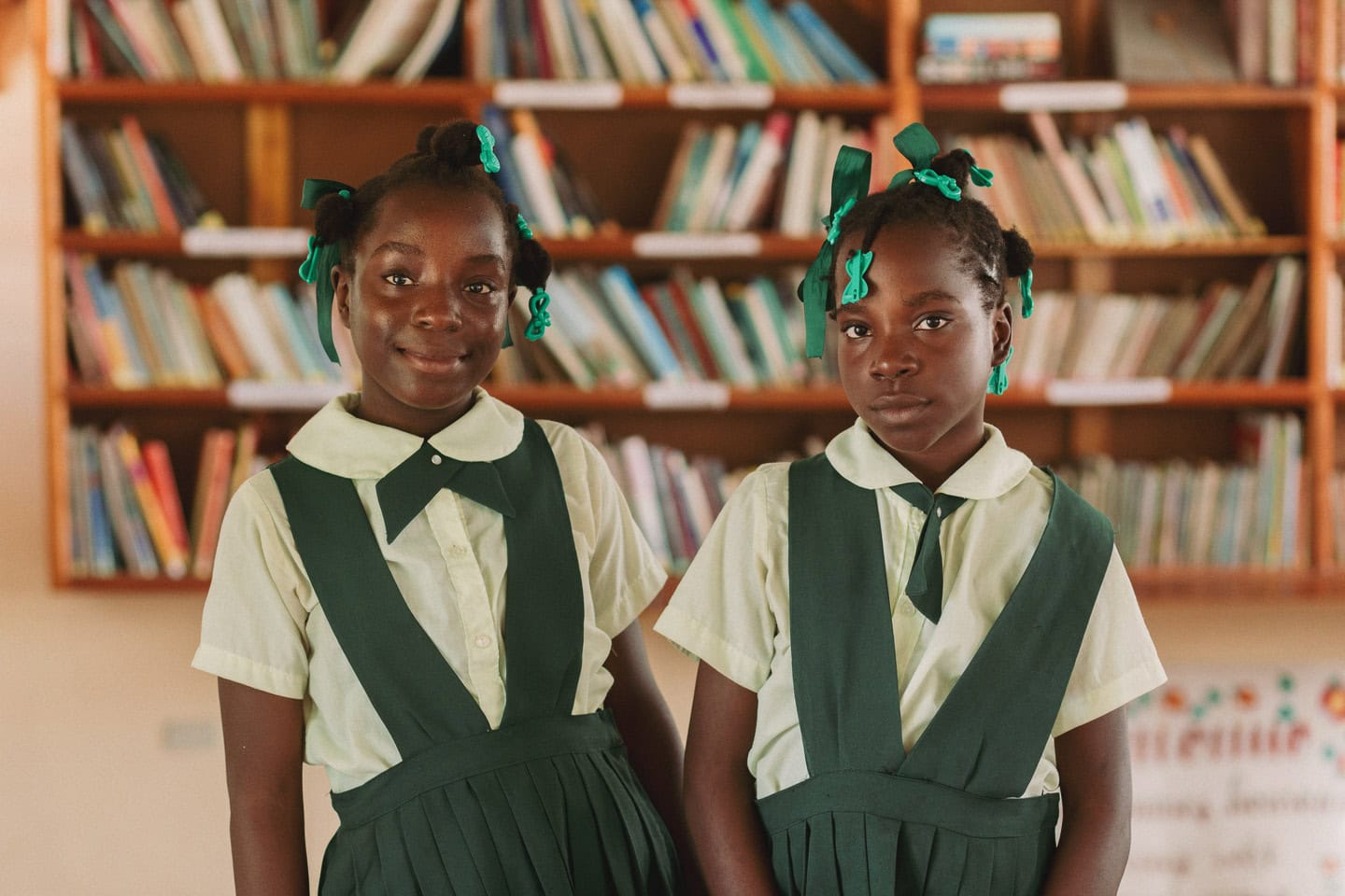 alt="Zum Neuanfang gezwungen, Carolie und Laurie in Haiti, Mädchen stehen nebeneinander im Compassion Kinderzentrum, Compassion Deutschland"