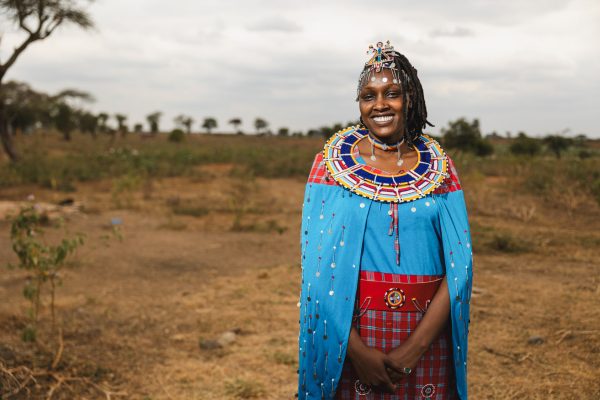 alt="Everlines Gschichte, Die Stimme erheben, Everline in ihrer traditionellen Massai Kleidung, Compassion Deutschland"