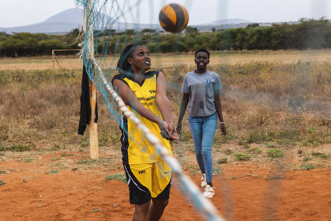 alt="Everlines Gschichte, Die Stimme erheben, Everline beim Volleyball spielen, Compassion Deutschland"